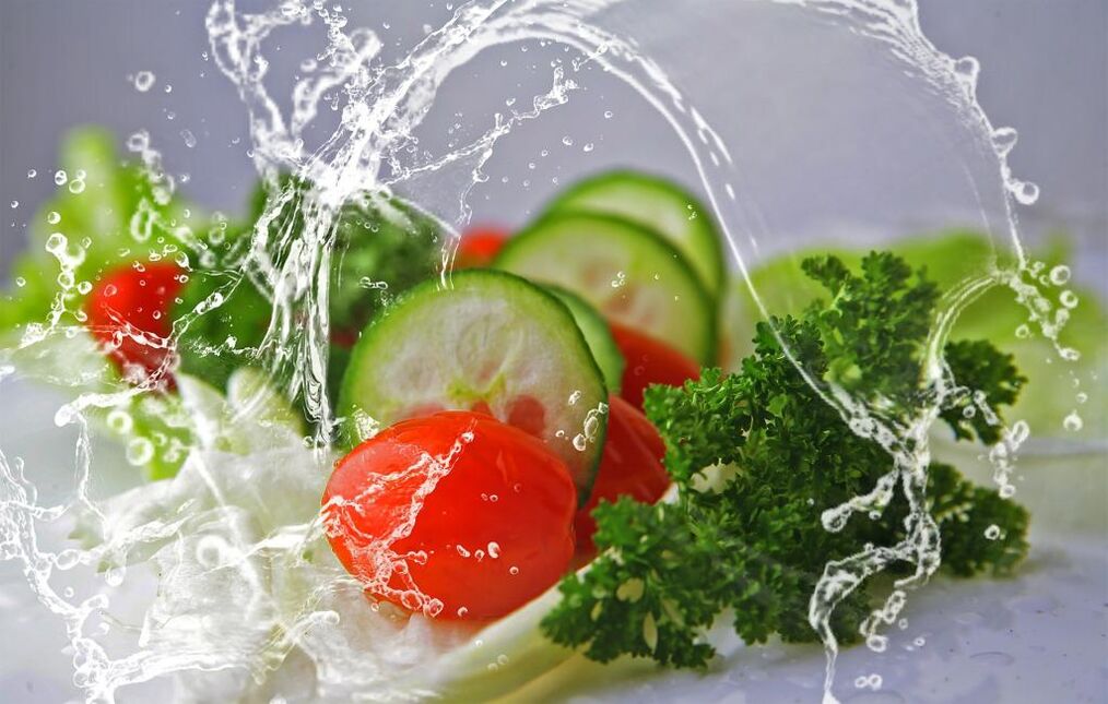 Los alimentos saludables y el agua son elementos importantes necesarios para perder peso. 