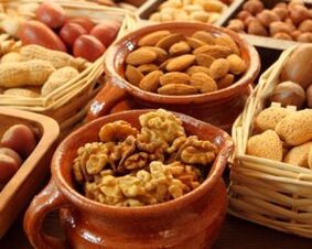 Las nueces están prohibidas para la gastritis.